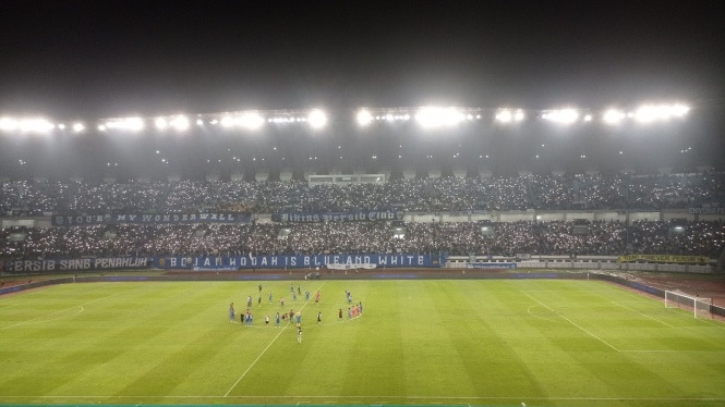 Spanduk Bojan Hodak Is Blue And White Terbentang Panjang di Tribun Timur Stadion Gelora Bandung Lautan Api (foto: Dede Idrus) 