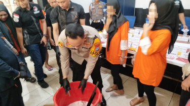 Kasat Resnarkoba Polresta Banjarmasin, AKP Syuaib Abdullah saat musnahkan narkotika jenis sabu.