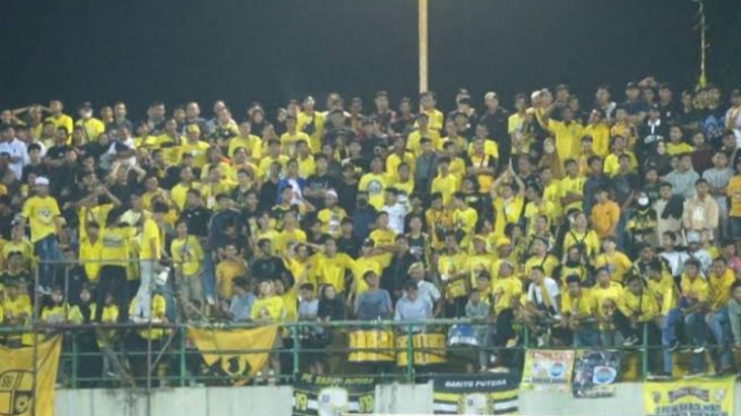 Sejumlah suporter PS Barito Putera saat menyaksikan tim kesayangan mereka bertanding - Foto Dok Istimewa 