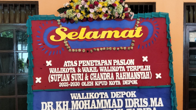 Karangan bunga ucapan dari Wali Kota Depok Mohammad Idris untuk Supian-Chandra