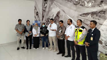 Kepala BP3MI Kalsel, Ady Eldiwan bersama calon korban perdagangan manusia, Herlina - Foto Dok Faidur 