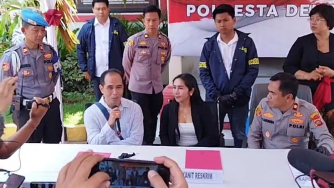 Orang tua korban penculikan anak saat hadir dalam konferensi pers di Polsek Denpasar Selatan, Bali