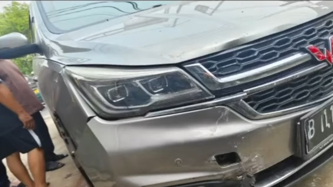 Viral mobil Wuling adu banteng dengan Toyota Rush
