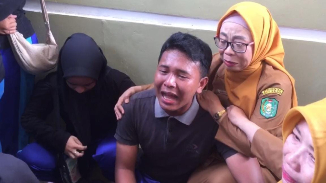 Siswa SMA Negeri 1 Mempawah Hilir, Kalimantan Barat histeris