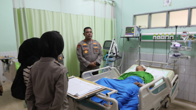 Kapolda Sumut Irjen Pol. Whisnu Hermawan Februanto saat menjenguk Bripka BS di RS Haji Medan.(dok Polda Sumut)