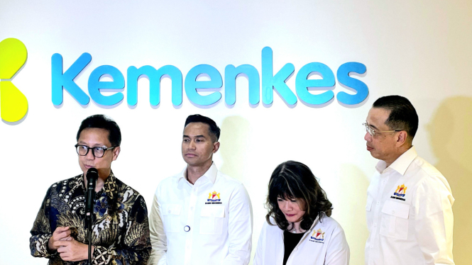 [dok. Ketua Umum Kadin Indonesia, Anindya Bakrie bersama Menteri Kesehatan, Budi Gunadi Sadikin, saat memberikan keterangan pers di kantor Kementerian Kesehatan, kawasan Kuningan, Jakarta Selatan, Kamis, 6 Februari 2025]