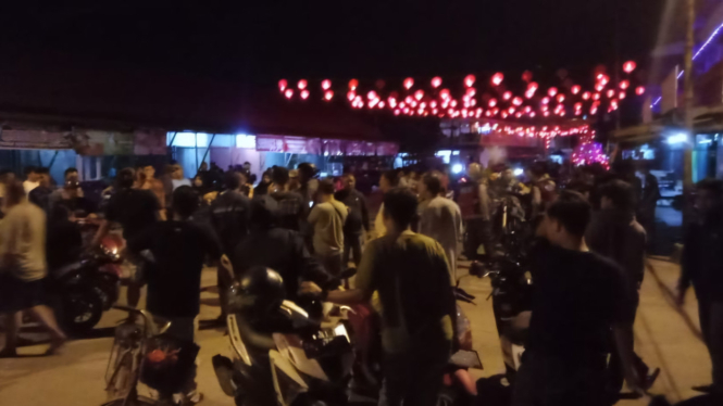 Sejumlah warga menggeruduk kediaman DO alias AF terduga yang melakukan aksi penembakan terhadap kucing di Komplek Pasar Sebukit Rama Mempawah, Rabu 5 Februari 2025 malam. (Istimewa)