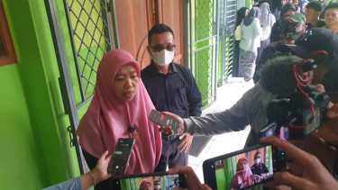 Kepala SMKN 1 Depok, Lusi Triana