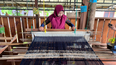 Ilustrasi pembuatan kain songket, di Mutiara Songket Aceh