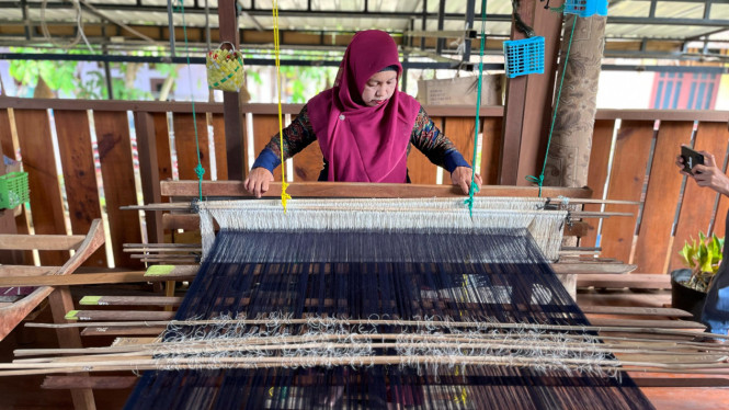 Ilustrasi pembuatan kain songket, di Mutiara Songket Aceh