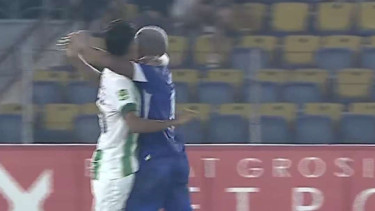 Sepak gulat dalam duel PSPS Pekanbaru vs Deltras Sidoarjo