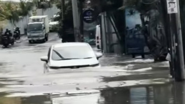 Toyota Avanza terobos banjir