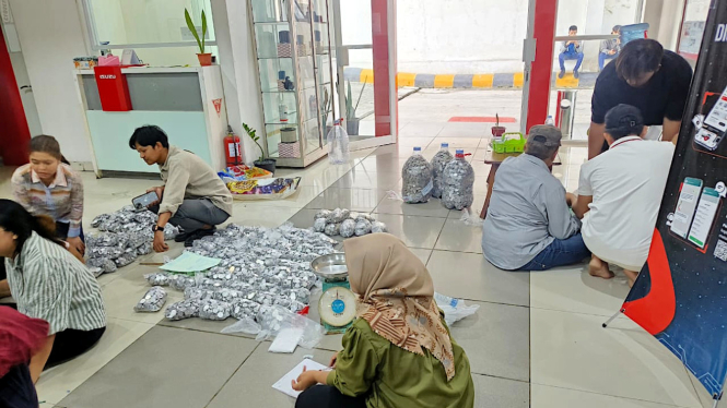 Konsumen beli truk Isuzu pakai uang koin
