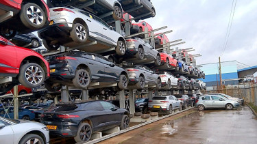 Jaguar i-Pace di tempat barang rongsokan
