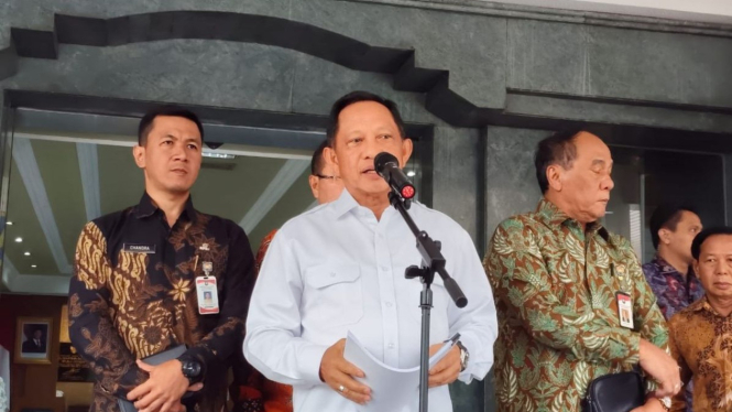 Deskripsi Foto: Menteri Dalam Negeri Tito Karnavian saat konferensi pers soal pembatalan pelantikan kepala daerah (Sumber: Kompas.com)