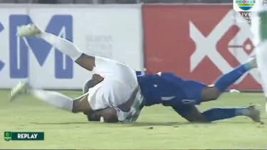 pemain Deltras FC, Marsel Usemahu vs pemain PSPS Pekanbaru, Jhon Mena