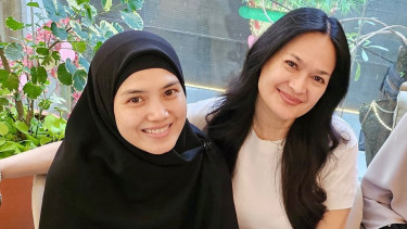 Istri Ricky Harun, Herfiza Novianti dengan sang mertua, Donna Harun.