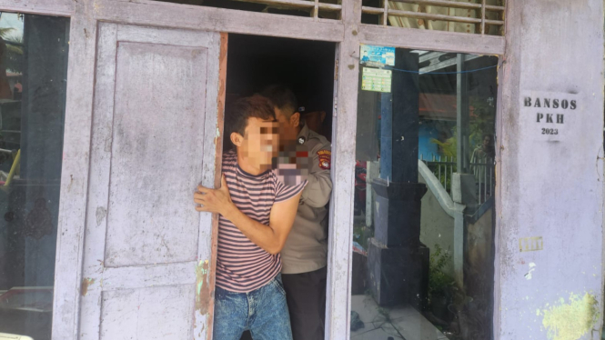 Pr dijemput paksa anggota kepolisian Polsek Pontianak Utara, Kota Pontianak, Kalimantan Barat, beberapa waktu lalu. Pr diduga menganiaya ibu kandungnya lantaran emosi setelah tak diberi uang Rp 100 ribu yang dipinta pelaku untuk membeli sabu.