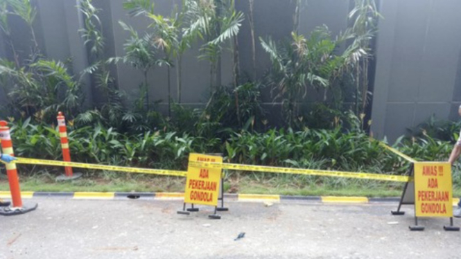 Peristiwa tersebut terjadi di sebuah apartemen yang terletak di Jalan Raya Pekayon, Kelurahan Pekayon Jaya, Bekasi Selatan. 