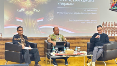 Direktur Departemen Kebijakan Ekonomi dan Moneter (DKEM) BI, Juli Budi Winantya (kanan)