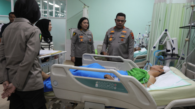 Kapolda Sumut Irjen Pol. Whisnu Hermawan Februanto saat menjenguk Bripka BS di RS Haji Medan.(dok Polda Sumut)