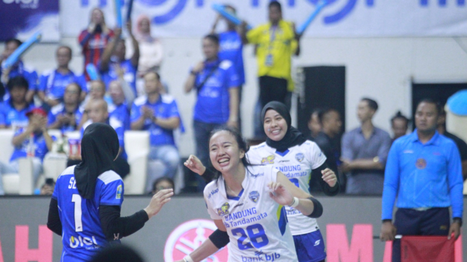 Selebrasi Tim voli putri Bandung BJB Tandamata saat menghadapi Popsivo Polwan di Putaran kedua Proliga 2025 seri Bandung 
