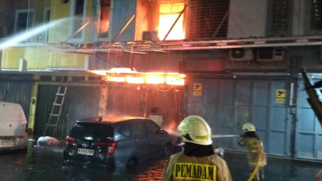 Laporan pertama diterima sekitar pukul 02.00 WIB melalui layanan darurat Jakarta Siaga 112, dan tim pemadam langsung bergerak ke lokasi.