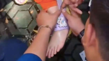 Viral petugas Damkar bantu lepaskan kaki anak yang tersangkut di sandal karet