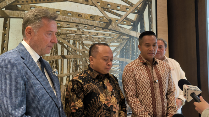 Ketua Umum Kadin, Anindya Bakrie (kanan) usai melakukan audiensi dengan Dubes RI untuk Turki, Achmad Rizal Purnama beserta delegasi bisnis Turki di Gedung The Convergence Indonesia, Jakarta Selatan, Sabtu, 8 Februari 2025.