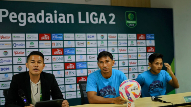 Pelatih Persela Lamongan, Zulkifli Syukur (tengah)