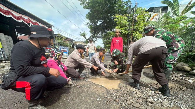 Kapolsek dan Danramil Somba Opu bersama masyarakat memperbaiki jalan