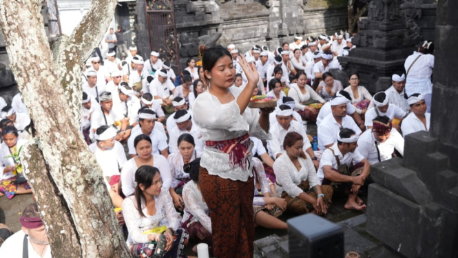 Karyawan Atlas Beach Club menggelar upacara Guru Piduka