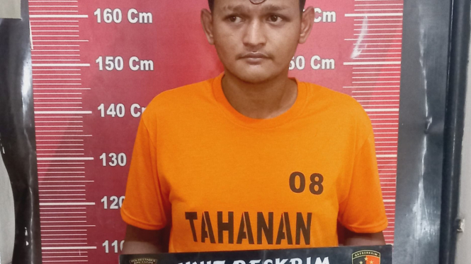 Pelaku pencurian motor saat diamankan petugas kepolisian.(dok Polsek Medan Baru)