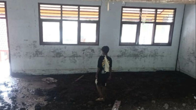 Kegiatan Belajar Siswa SMPN 2 Ambalawi Terhenti Akibat Banjir Bandang.