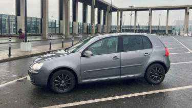 Mobil VW Golf yang parkir di Bandara Berlin