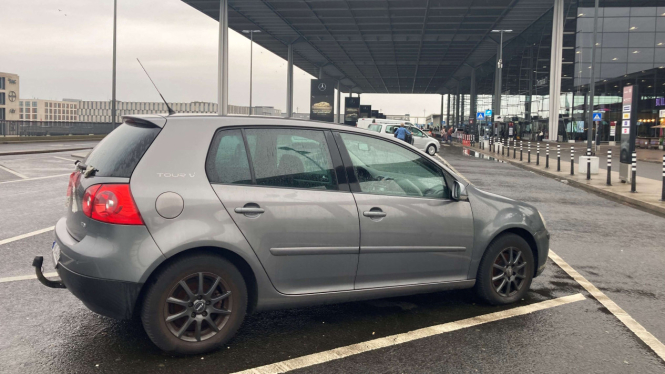 Mobil VW Golf yang parkir di Bandara Berlin