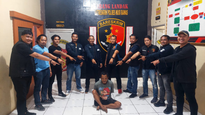 Terduga tersangka penganiaya Ibu kandung saat diamankan di Polres Musi Rawas.