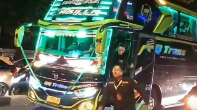 Viral kru bus diduga keroyok pengendara motor