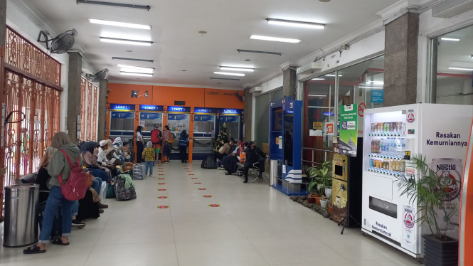 Aktivitas pemesanan tiket di Stasiun Medan.(B.S.Putra/VIVA)