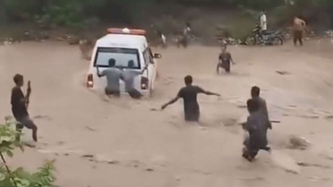  Ambulans Nekat Terobos Sungai di Kupang dan Sempat Terjebak