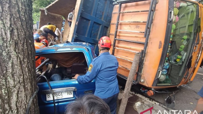 Truk Pasir Timpa Isuzu