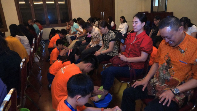 Basuh kaki orang tua