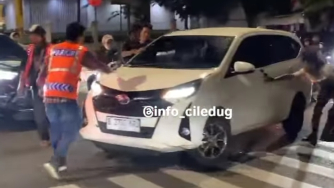 Viral Toyota Calya tabrak anak punk