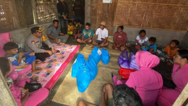 AKBP Suryanto dan Bhayangkari Polres Manggarai Timur serahkan bantuan ke anak Marta