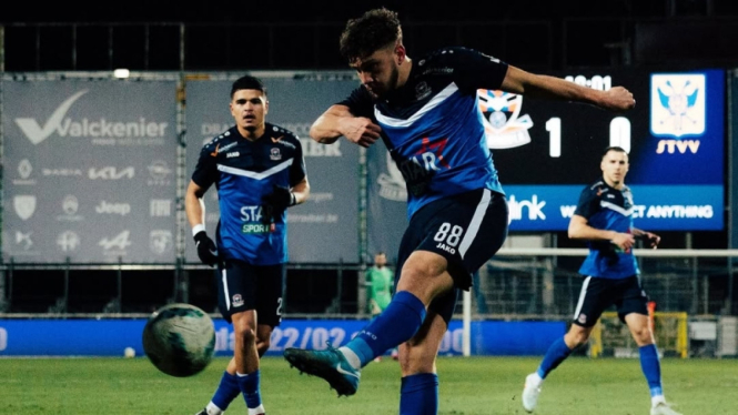 Ragnar Oratmangoen membela FC Dender