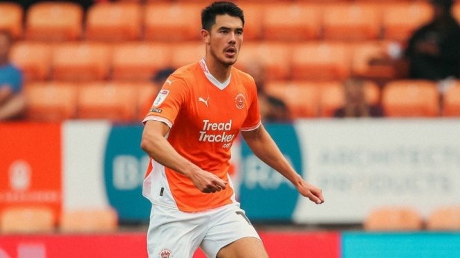 Elkan Baggott tampil bersama Blackpool