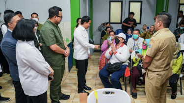 Menhut Raja Antoni tinjau cek kesehatan gratis di Puskesmas Cengkareng