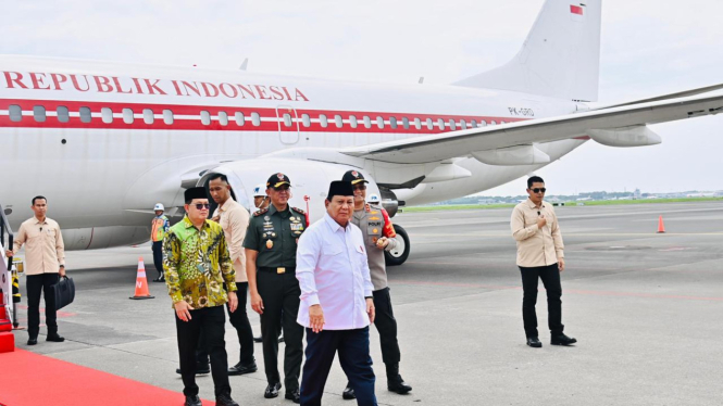 meresmikan Pembukaan Presiden RI Prabowo Subianto tiba di Surabaya untuk meresmikan Kongres Ke-XVIII Muslimat Nahdlatul Ulama (NU) (sumber foto: Laily Rachev - Biro Pers Sekretariat Presiden)