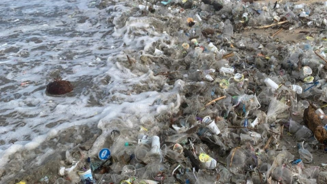 Sampah plastik di Pantai Kedonganan 