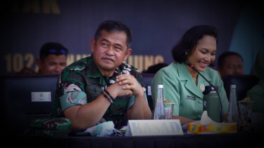 VIVA Militer: jenderal TNI Maruli Simanjuntak dan istri.